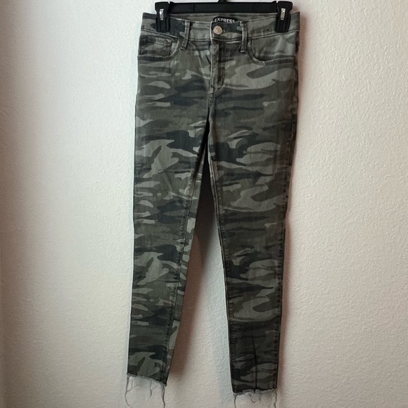 Express Mid Rise Ankle Legging Camo Distressed Ankle Size: 0 - Picture 7 of 10